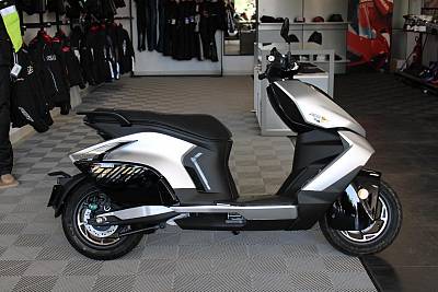 ZEEHO AE8 S+, Starship Silver 2024