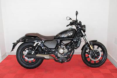 QJMOTOR SRV 125. NEGRO