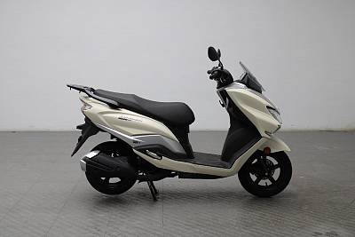 Suzuki Motos BURGMAN 125.    BLANCO PERLA