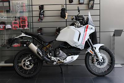 Ducati DESERTX MATT STAR WHITE SILK MY 2025