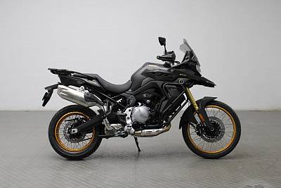 VOGE 900 DSX. 35 KW.  NEGRA